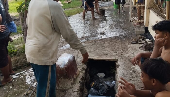 Lurah Pakuhaji Gotong Royong Bersama Warga Renovasi Musollah Tua di Kp Rawa Kalong