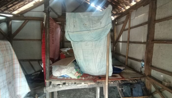 Tinggal di Rumah Tak Layak Huni Tanpa Listrik, Pemulung Dengan Anaknya yang Lumpuh Luput dari Perhatian Pemerintah Bekasi