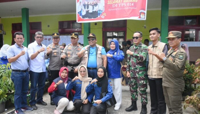 Bupati Padang Pariaman Berikan Hak Suara di TPS 14 Kampung Guci