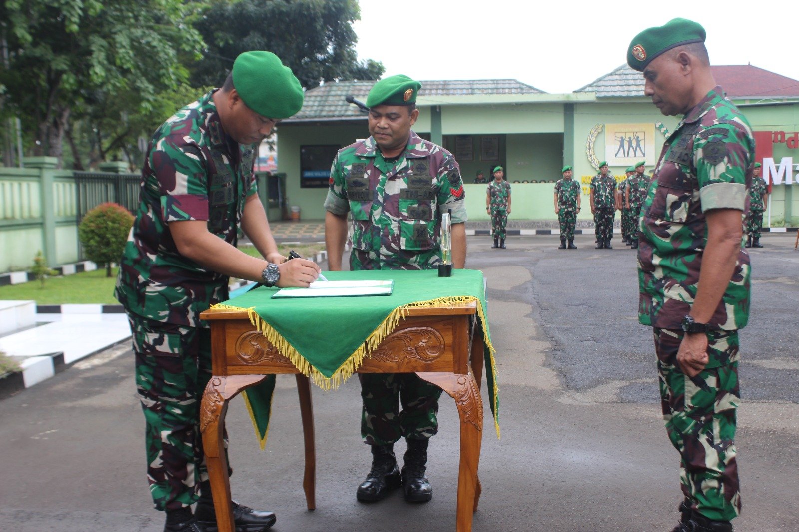 Dandim 0510/Tigaraksa Pimpin Upacara Penyerahan jabatan Danramil 04/Cikupa 1 IMG 20240227 WA0002