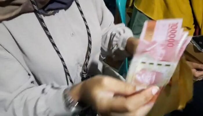 KPU Cilacap Serahkan Santunan Bernilai Fantastis Bagi Anggota KPPS Yang Keracunan Makanan