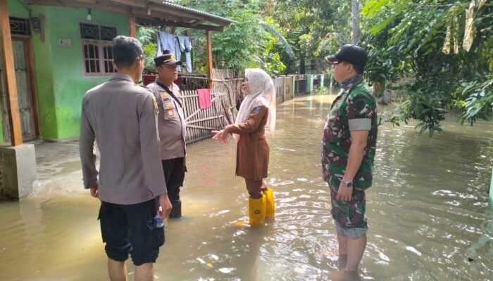 Kades Desa Walikukun Bersama Muspika Cek Lokasi Banjir di Wilayah Polsek Carenang