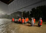 Tim SAR Brimob Polda Sumbar Langsung Turun Bantu Warga Terdampak Banjir di Tunggul Hitam