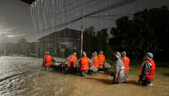 Tim SAR Brimob Polda Sumbar Langsung Turun Bantu Warga Terdampak Banjir di Tunggul Hitam