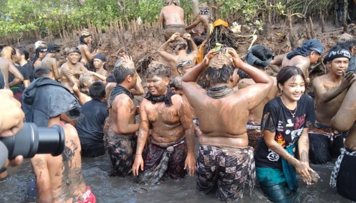 Tradisi Mandi Lumpur Desa Adat Kedonganan Pasca Hari Raya Nyepi