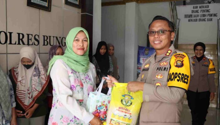 Kapolres Bungo Berikan Bantuan Sembako Untuk Tenaga Honorer PHL Kebersihan