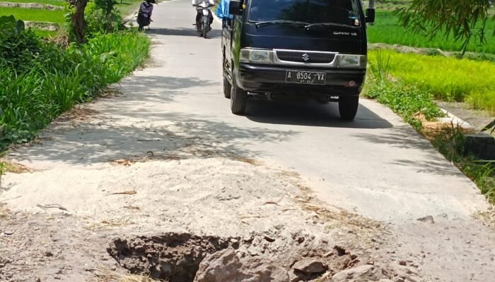 Jembatan Desa Cisait Ambruk, Warga Berharap Segera Dapat Perbaikan