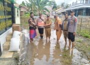 Hujan Deras Menggenangi Desa Cakung, Kapolsek Carenang dan Muspika Sigap Berikan Bantuan Sembako