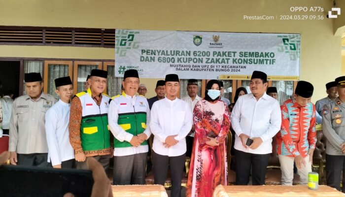 Bupati Didampingi Wabup Bersama BAZNAS Bungo Salurkan Zakat Komsumtif