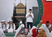 Hadiri Isra’ Mi’raj Di Masjid Cheng Hoo, Gubernur Al Haris Beri Bantuan Kepada Anak Yatim dan Kaum Dhuafa