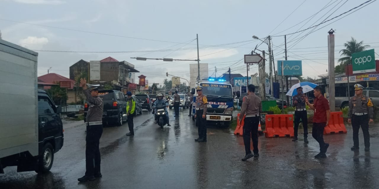 Hari ini Gubernur Sumbar Bersama Kapolda Berlakukan Uji Coba Sistem One Way Padang Bukittinggi 2 IMG 20240406 WA0000