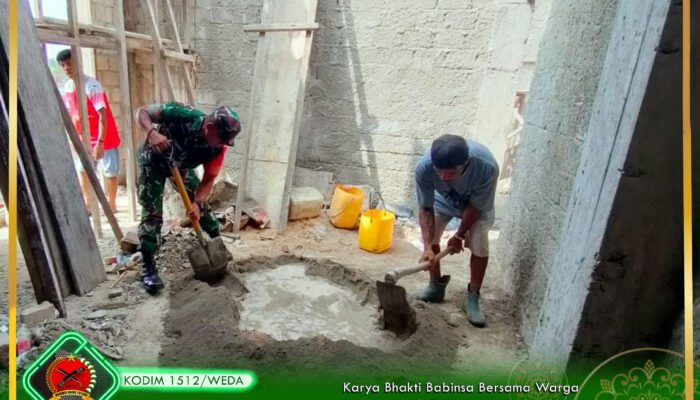 Karya Bakti Babinsa Bersama Warga di Desa Mamin