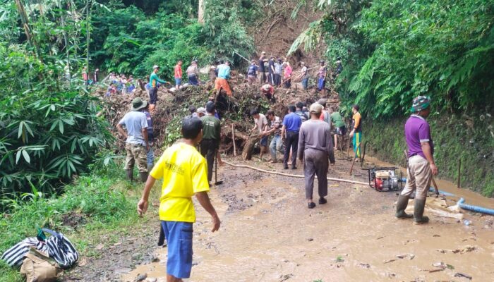 Jalan Kabupaten Sepatnunggal-Sadahayu Tertutup Longsor, DPUPR Belum Turunkan Alat Berat