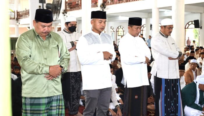 Bupati dan Wabup Bungo Sholat Ied di Masjid Agung Al Mubarak