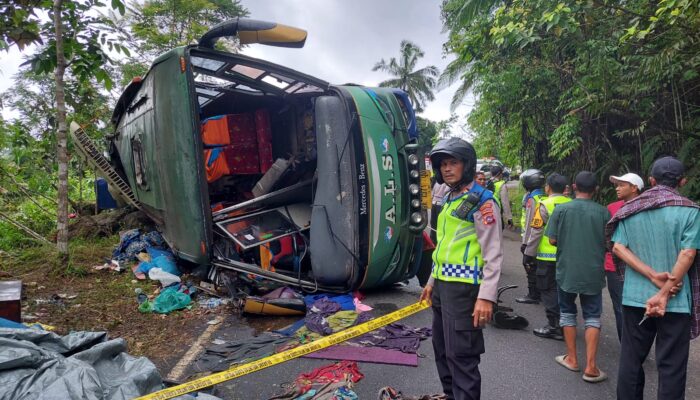 Bus ALS Terbalik di Jalur One Way Malalak, 26 Korban Dilarikan ke RSUD Padang Pariaman