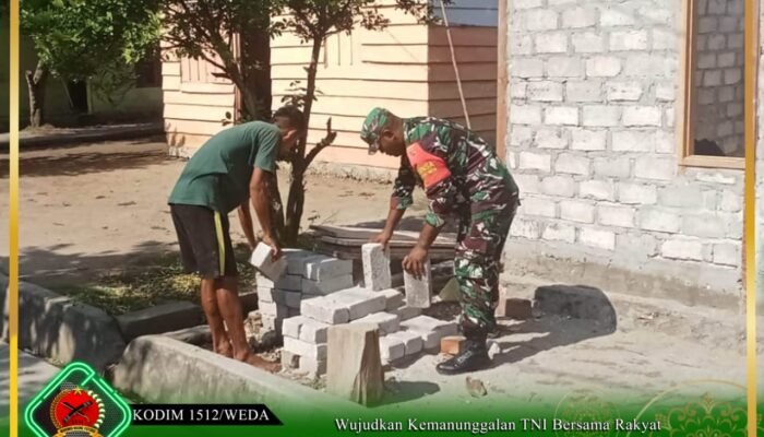 Wujudkan Kemanunggalan TNI Bersama Rakyat, Babinsa Desa Sosowomo Bantu Pembangunan Rumah Warga
