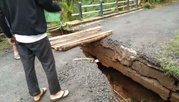 Jembatan Penghubung Antar Desa Rusak, Pihak PUPR Cilacap Diminta Segera Perbaiki