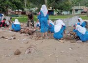 Koramil 1512-02/Patani Terjunkan Pasukan Bersihkan Pantai Desa Koaman