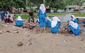 Koramil 1512-02/Patani Terjunkan Pasukan Bersihkan Pantai Desa Koaman