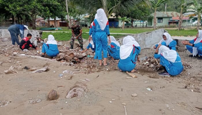 Koramil 1512-02/Patani Terjunkan Pasukan Bersihkan Pantai Desa Koaman