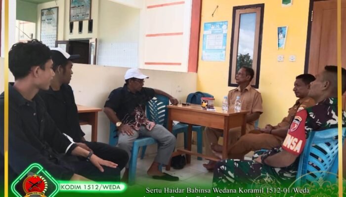 Sertu Haidar Babinsa Wedana Koramil 1512-01/Weda bersama Pemdes Bahas Peningkatan Ketahanan Pangan
