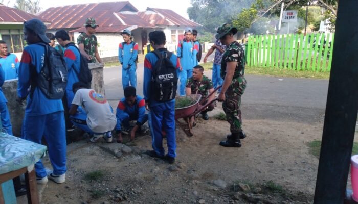 Jumat Bersih, Babinsa Koramil 1512-02/Patani Gotong Royong Bersihkan Lingkungan Pasar Yondeliu