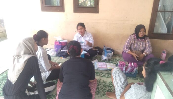 Bidan Desa Ranca Kelapa Jelaskan Pengajuan BPJS PBI UHC Saat Rutinitas Posyandu