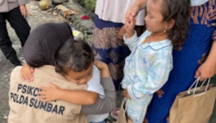 Terjunkan Tim Psikolog, Polda Sumbar Berikan Trauma Healing Korban Banjir Bandang