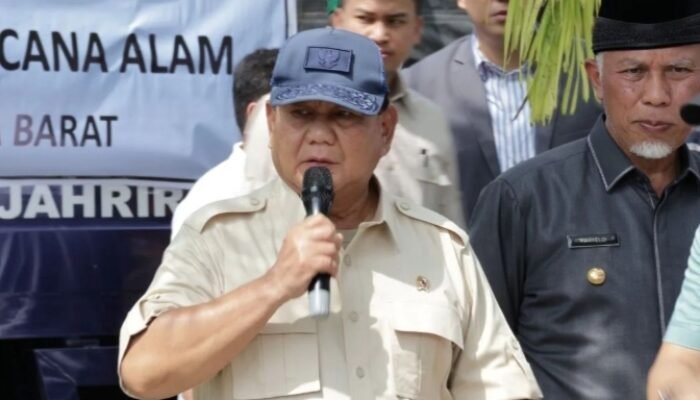 Kunjungi Sumbar, Prabowo Beri Bantuan Kemanusian Korban Banjir Bandang