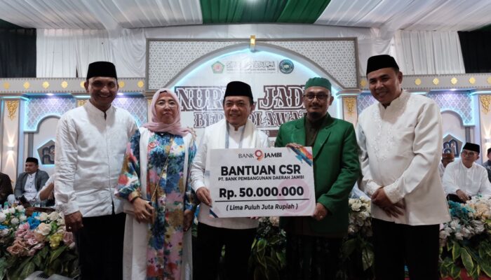Gubernur Al Haris Berikan Hadiah Umroh Santri Hafidz 30 Juz Ponpes Nurul Jadid Singkut