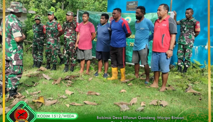 Babinsa Desa Elfanun Koramil 1512-03/Gebe Gandeng Warga Binaan Giat Bakti Bersihkan Lingkungan