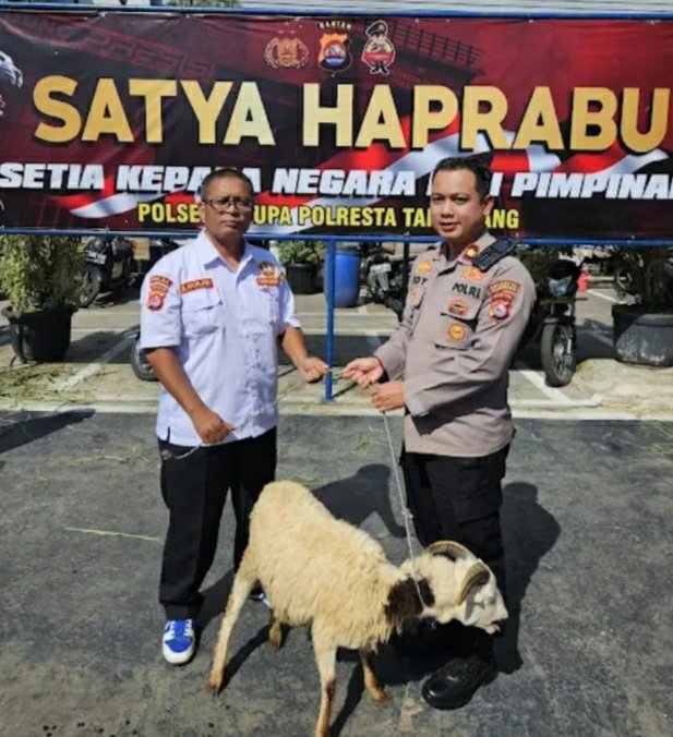 Kapolsek Cikupa Serahkan Hewan Qurban Kepada Ketua Pokdar Kamtibmas Bhayangkara 1 IMG 20240615 WA0016