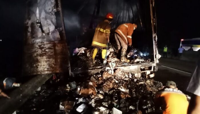 Truk Tronton Hangus Terbakar di Ruas Jalan Tol Pemalang-Tegal