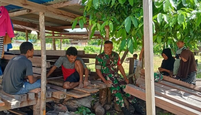 Babinsa Desa Umera Pulau Gebe Gelar Komsos untuk Mengetahui Problem Dihadapi Masyarakat