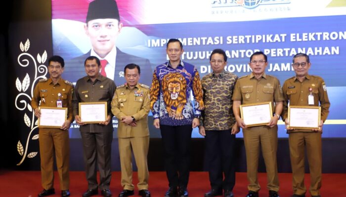 Bupati Bungo Terima Piagam Penghargaan dari Menteri ATR BPN RI