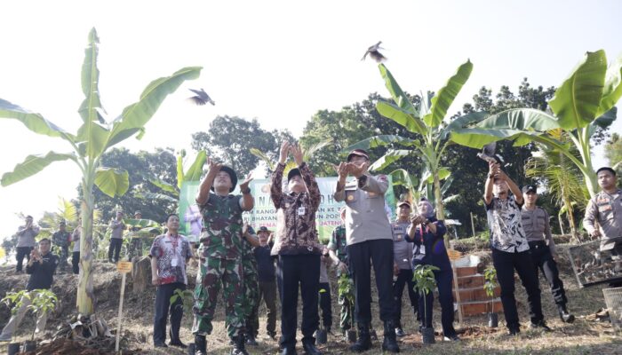 Peringati HUT Bhayangkara Ke 78, Dandim Pemalang Bersama Forkopimda Tanam Pohon dan Lepas Perkutut
