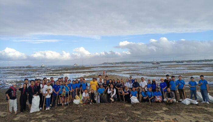 Perangi Sampah di Pesisir Laut, Social Project Bali Adakan Beach Clean Up