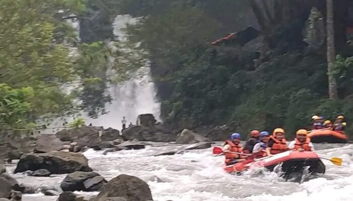 Menantang Adrenalin di Curug Bengkawah Sikasur Pemalang
