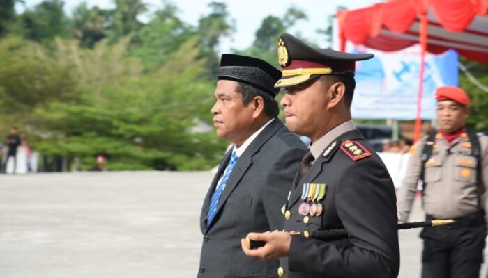 Hadiri Upacara HUT Bhayangkara Ke-78, Bupati Suhatri Bur Terima Penghargaan dari Kapolres