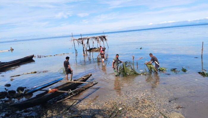 Program Kerja Satuan Kodim 1512/Weda, Koramil 1512-01 Gandeng Pemdes dan Masyarakat Bersihkan Pantai