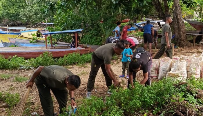 Anggota Koramil Bersama Pemuda dan Masyarakat Sweeping Pesisir Pantai