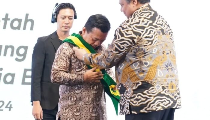 Gubernur Al Haris Terima Penghargaan Bintang Abhinaya Jagadhita dari Dekopin
