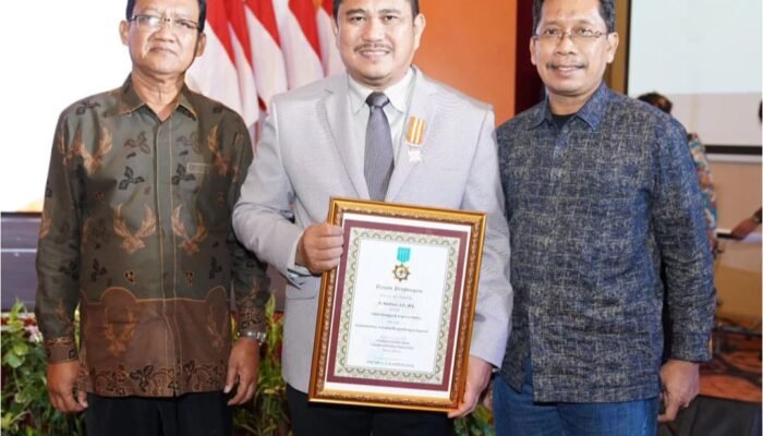 Bupati Bungo Terima Penghargaan Tokoh Penggerak Koperasi Madya dari Dekopin