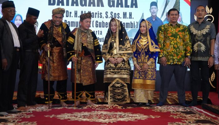 Gubernur Al Haris dan Hesnidar Haris Dianugerahi Gelar Adat Nagari Paninggahan Solok