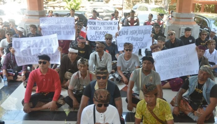 Dianggap Tidak Sah SK Perpanjangan Prajuru, Masyarakat Desa Serangan Geruduk MDA Provinsi Bali