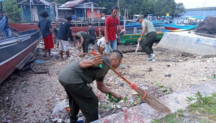Personil Koramil 1512-03/Gebe Gandeng Siswa Sisir Pesisir Pantai 