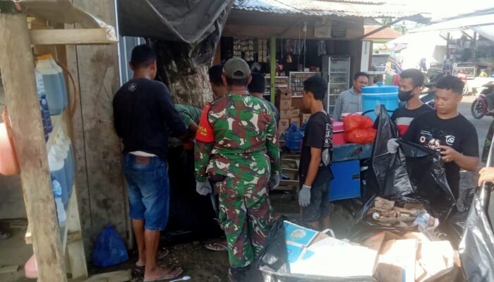Personil Koramil 1512-01/Weda Kodim 1512/Weda Kepung Pasar Desa Kiya
