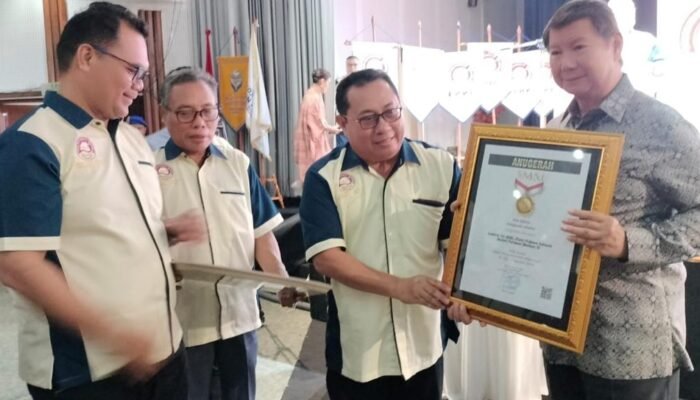 Prabowo Subianto Terima Pin Emas dari SMSI atas Dedikasinya Jaga Demokrasi