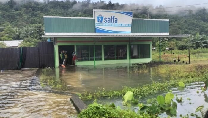 Babinsa Terus Lakukan Pemantauan Banjir yang Melanda Desa Sumber Sari 