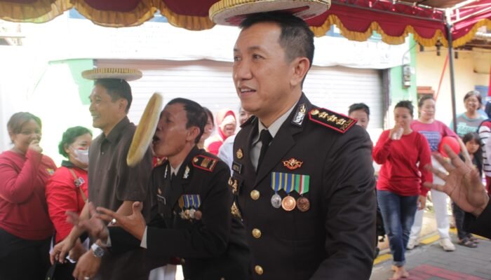 Sentuh Hati Warga, Kapolresta Yogyakarta Rayakan HUT RI dengan Bakti Sosial